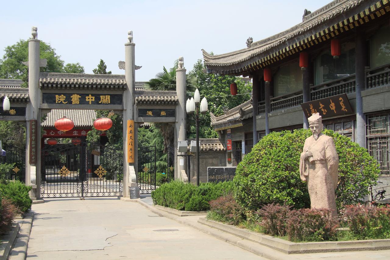 书院门街上的仿古建筑与青石板路