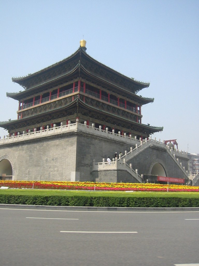 西安钟楼夜景，三重檐四角攒尖顶轮廓在灯光中可见