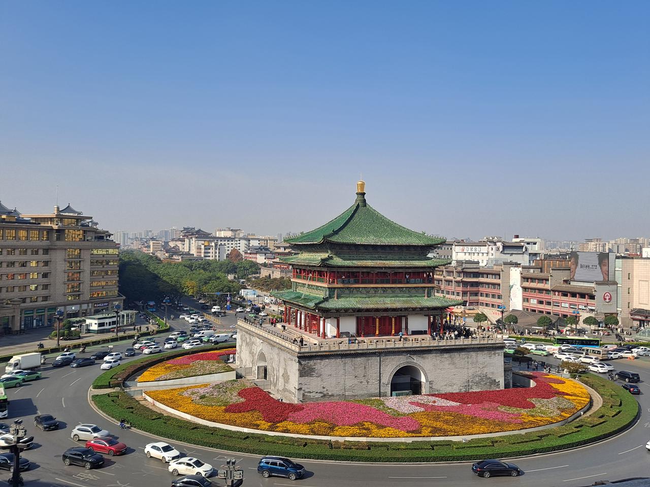 西安钟楼全景:从东大街方向看钟楼与车流环岛