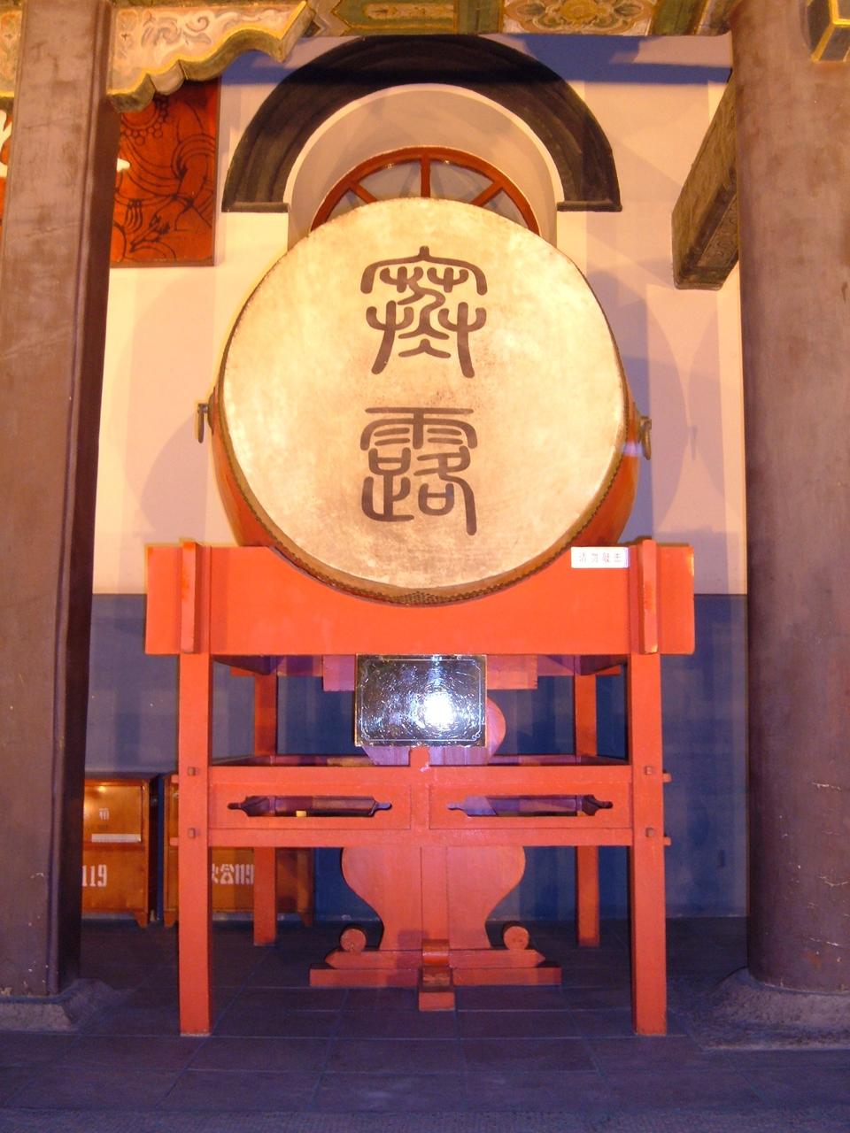 闻天鼓（1996 年重制），鼓面直径 2.83 米，重 1.5 吨，成年人身高仅到鼓腰