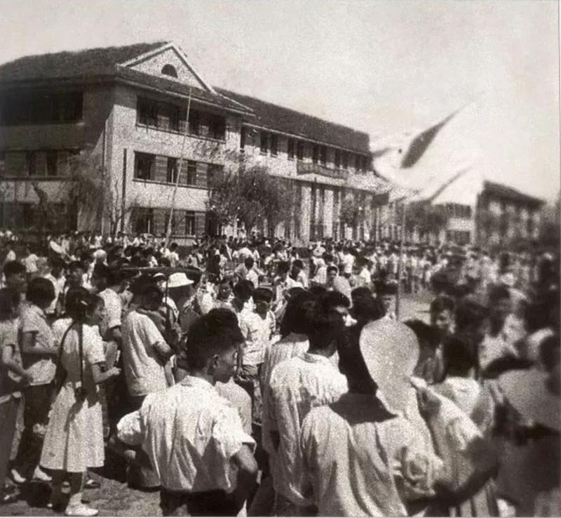 1956年第一批交通大学师生准备西迁西安的历史照片