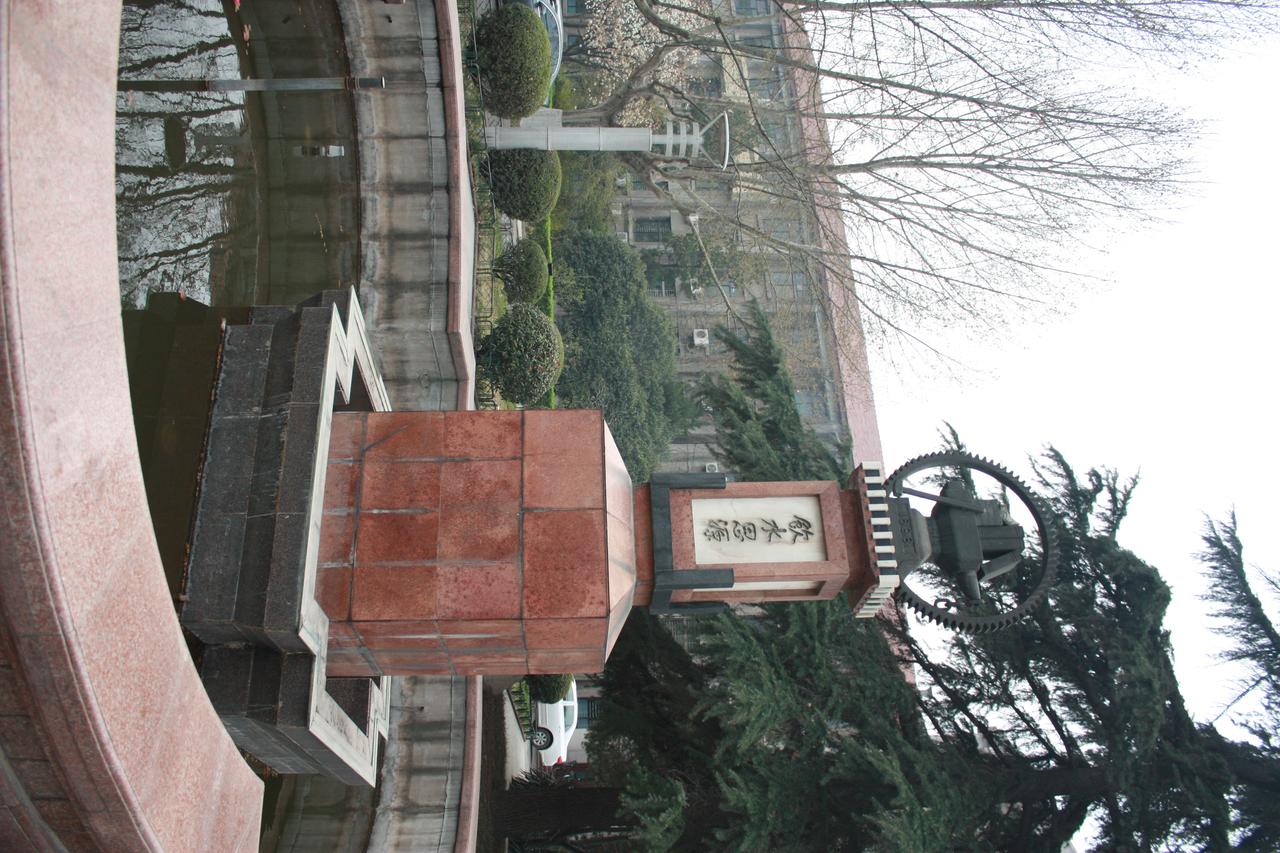 西安交通大学主楼群，中心楼灰砖墙红瓦坡顶的苏式建筑