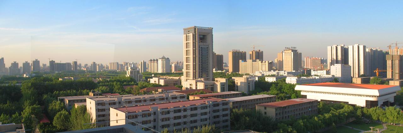 西安交通大学兴庆校区鸟瞰，主楼群的红瓦坡顶沿中轴线对称排列