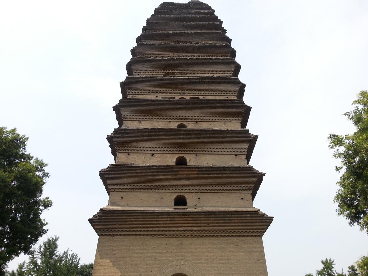 西安博物院内的小雁塔南侧面全景，可见密檐式结构和缺失的塔顶