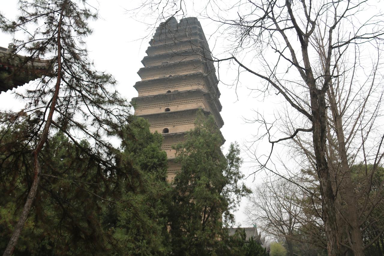 小雁塔基座南门券洞的门楣石刻