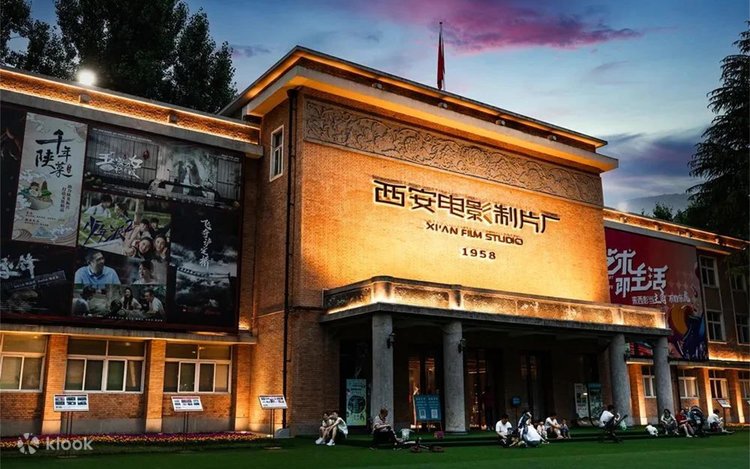 西影电影园区夜景,苏式红砖建筑在灯光中可见