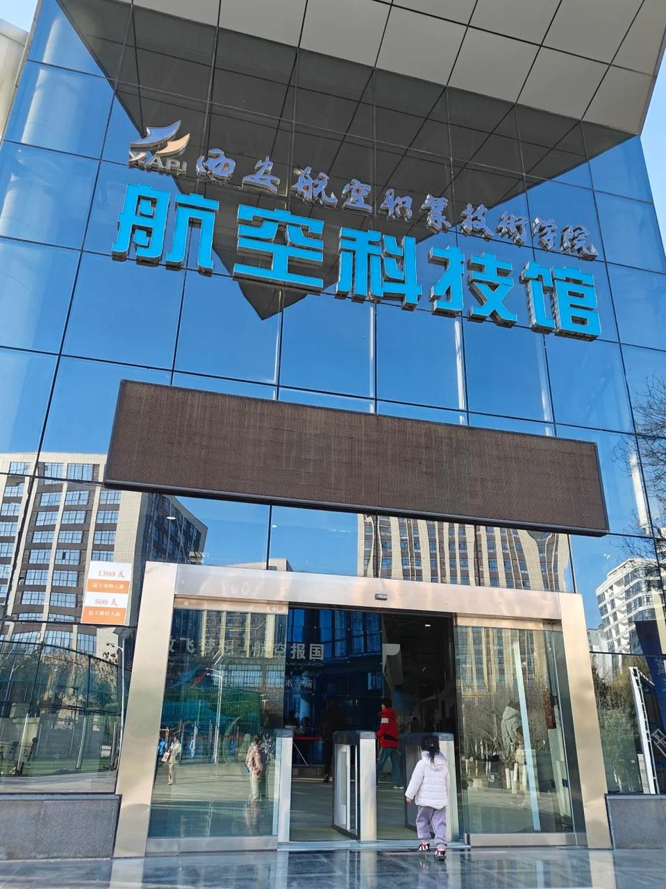 馆内陈列的歼5和运5实物飞机,观众可近距离观察