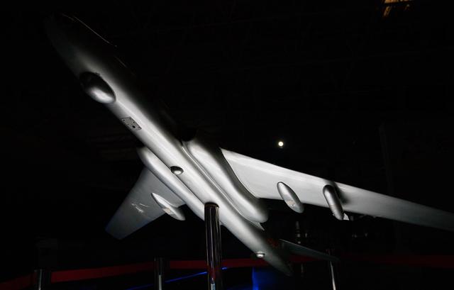 西飞大道与厂区围墙,工厂和城市空间平行展开