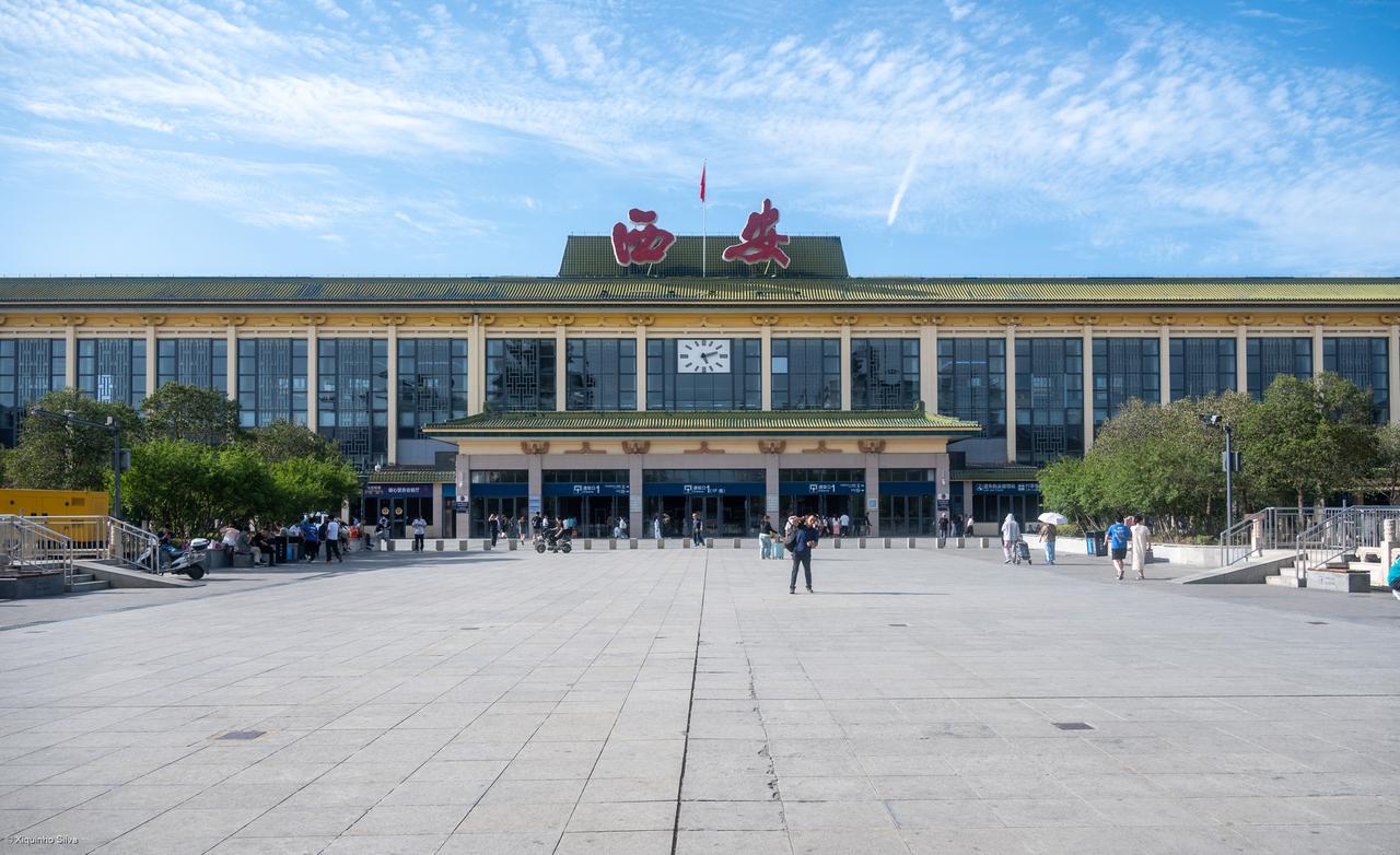 西安站南站房外景，站房顶部的"西安"二字清晰可见