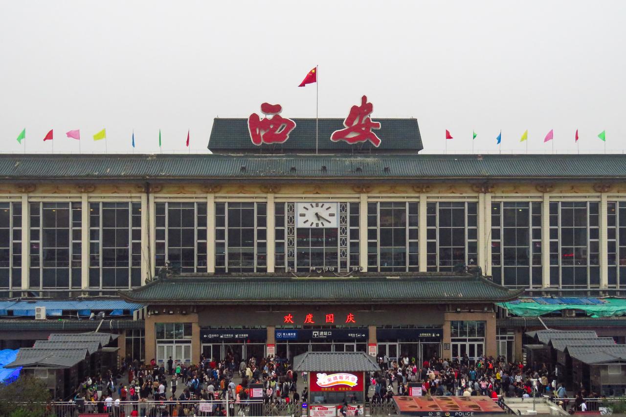 西安站进站口，"西安"二字特写