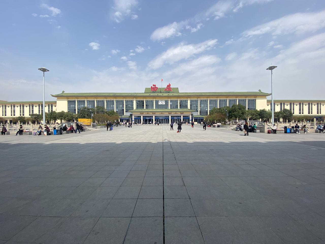 西安站南广场与明城墙的空间关系，出站即可见城墙