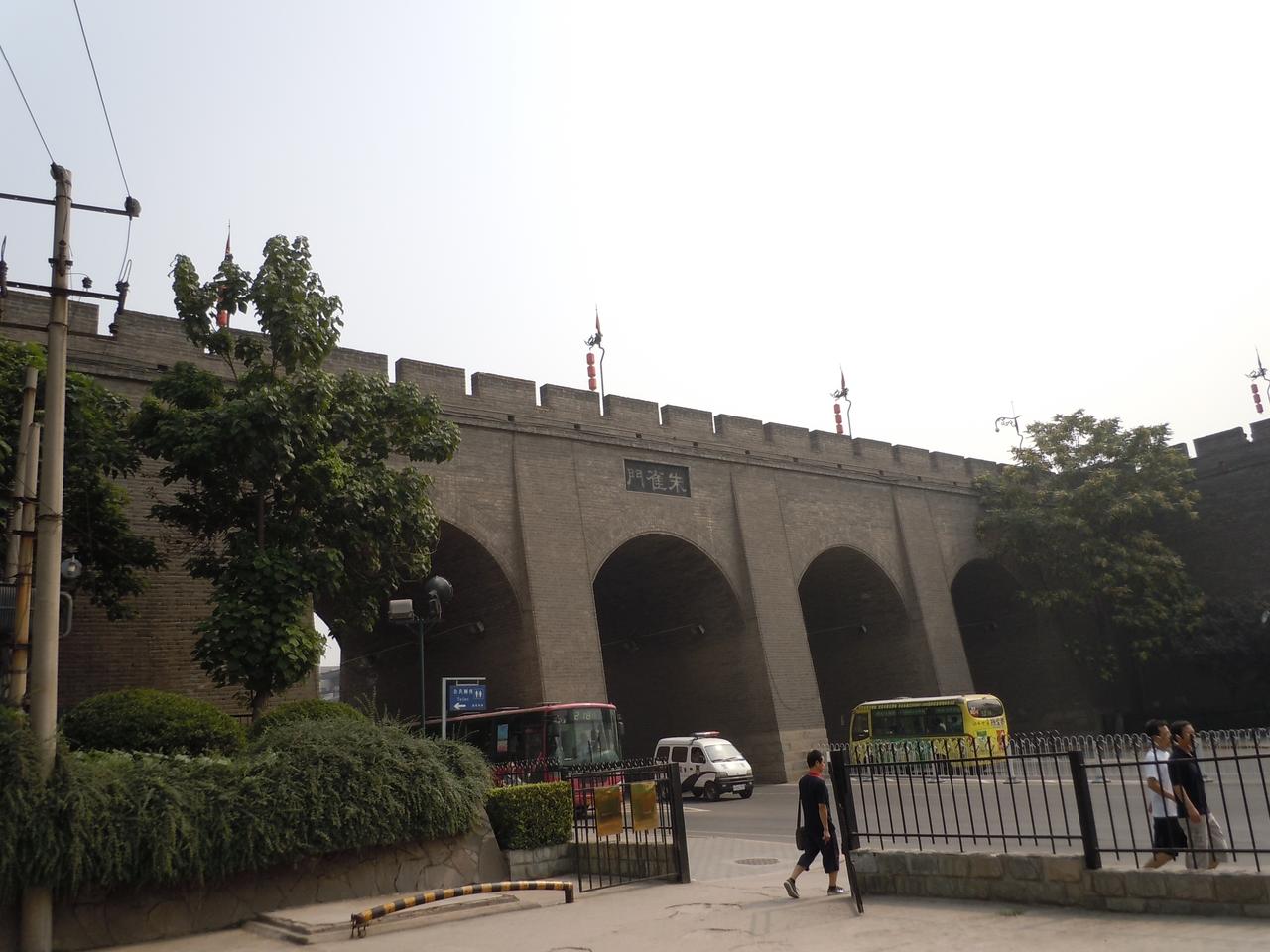 朱雀门：1986年为打通城市交通而开的新城门，无城楼、无瓮城