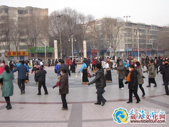 西宁广场上的锅庄舞人群