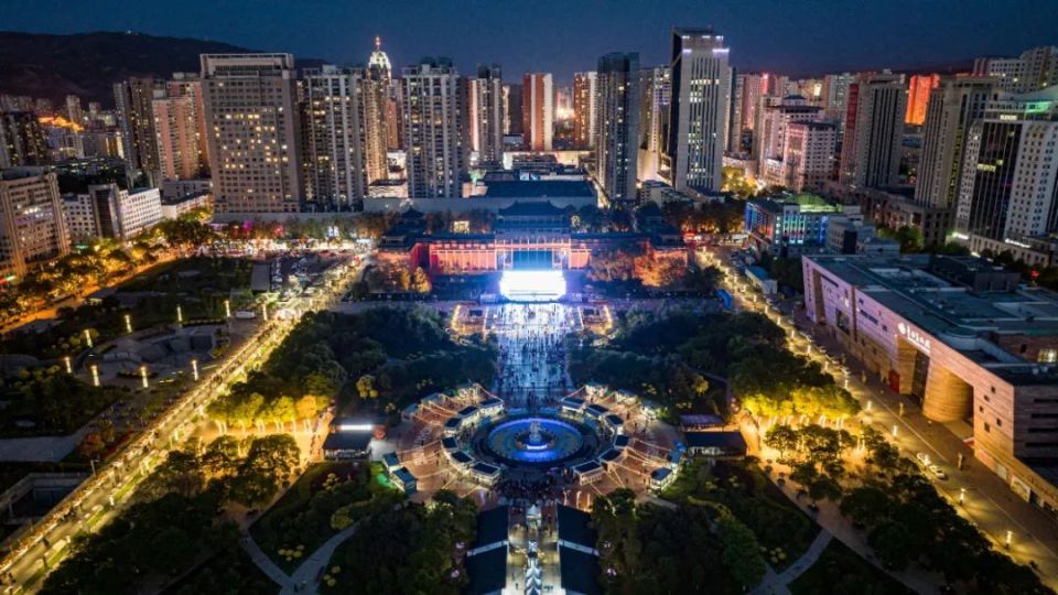 新宁广场夜景，彩灯和音乐中的锅庄舞人群