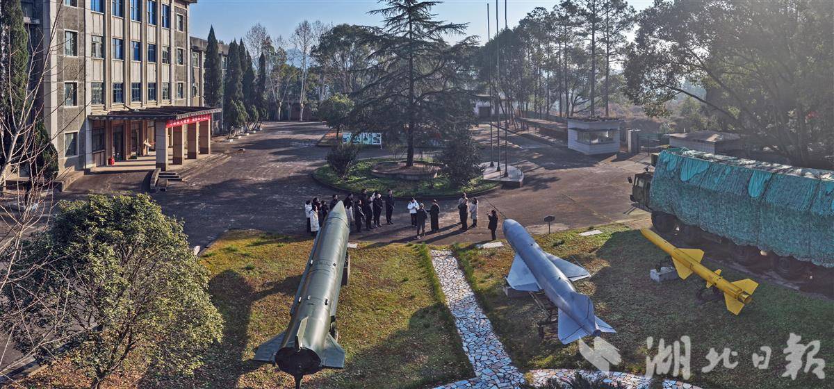大通三线教育基地陈列的导弹模型和运输车辆，展示了当年三线工厂的军工生产能力。