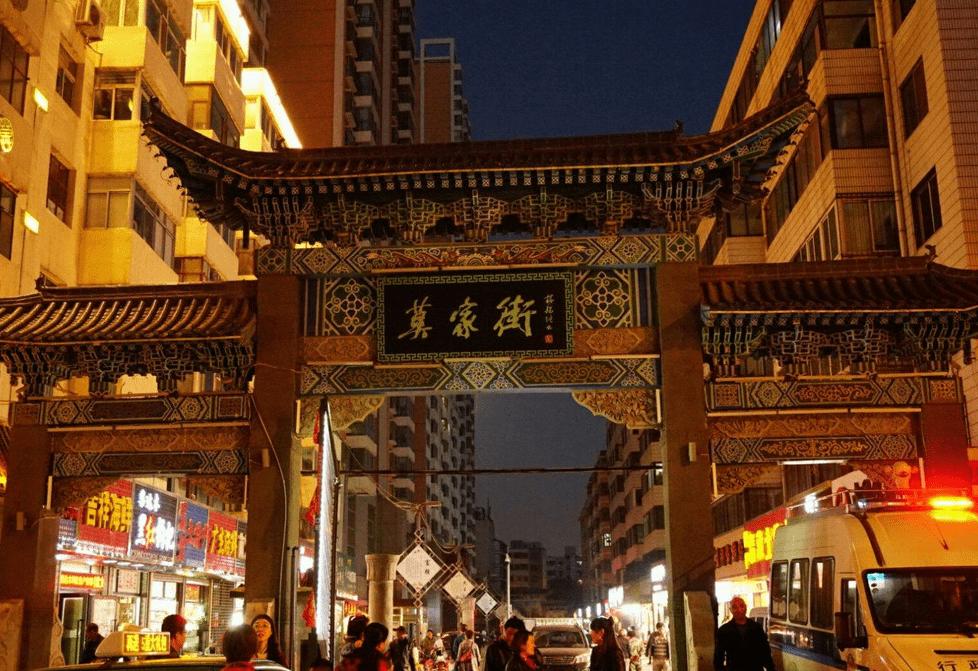 杨家巷回族居民楼下的小商铺