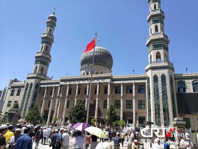 主麻日结束后，信众从东关清真大寺涌出，东关大街瞬间进入一周中最繁忙的时刻。