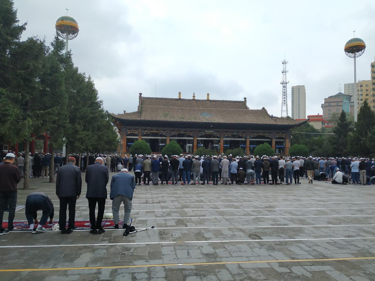主麻日散场后东关大街上的店铺和行人