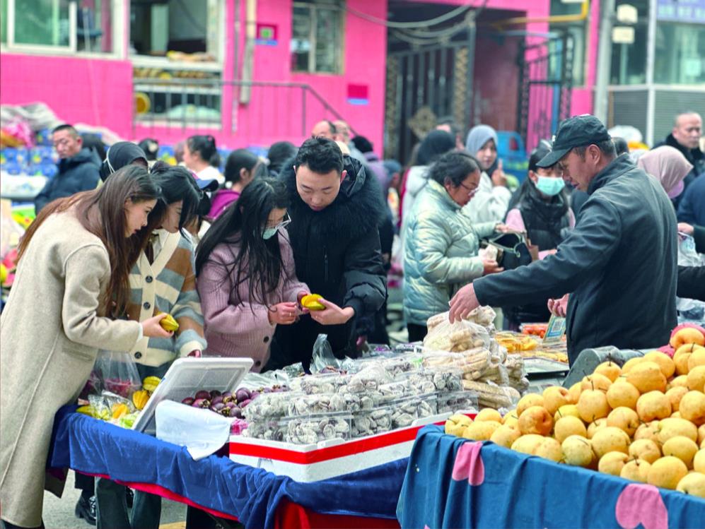 下南关街改造后的摊位和行人