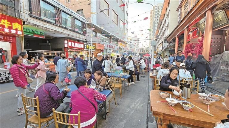 莫家街两侧店铺和行人