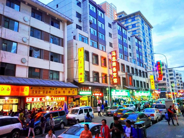 莫家街夜市上热闹的餐饮场景