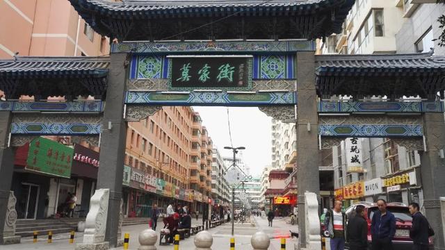 莫家街牌坊是仿古街的标志性入口