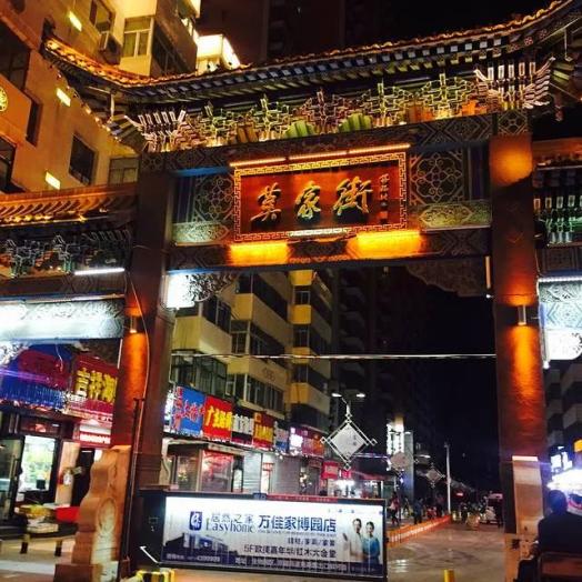 从莫家街牌坊向南望去，统一的仿古风格建筑和石板路