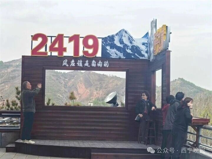 凤凰台建筑外观：30米高的白色拉膜结构，形似展翅凤凰