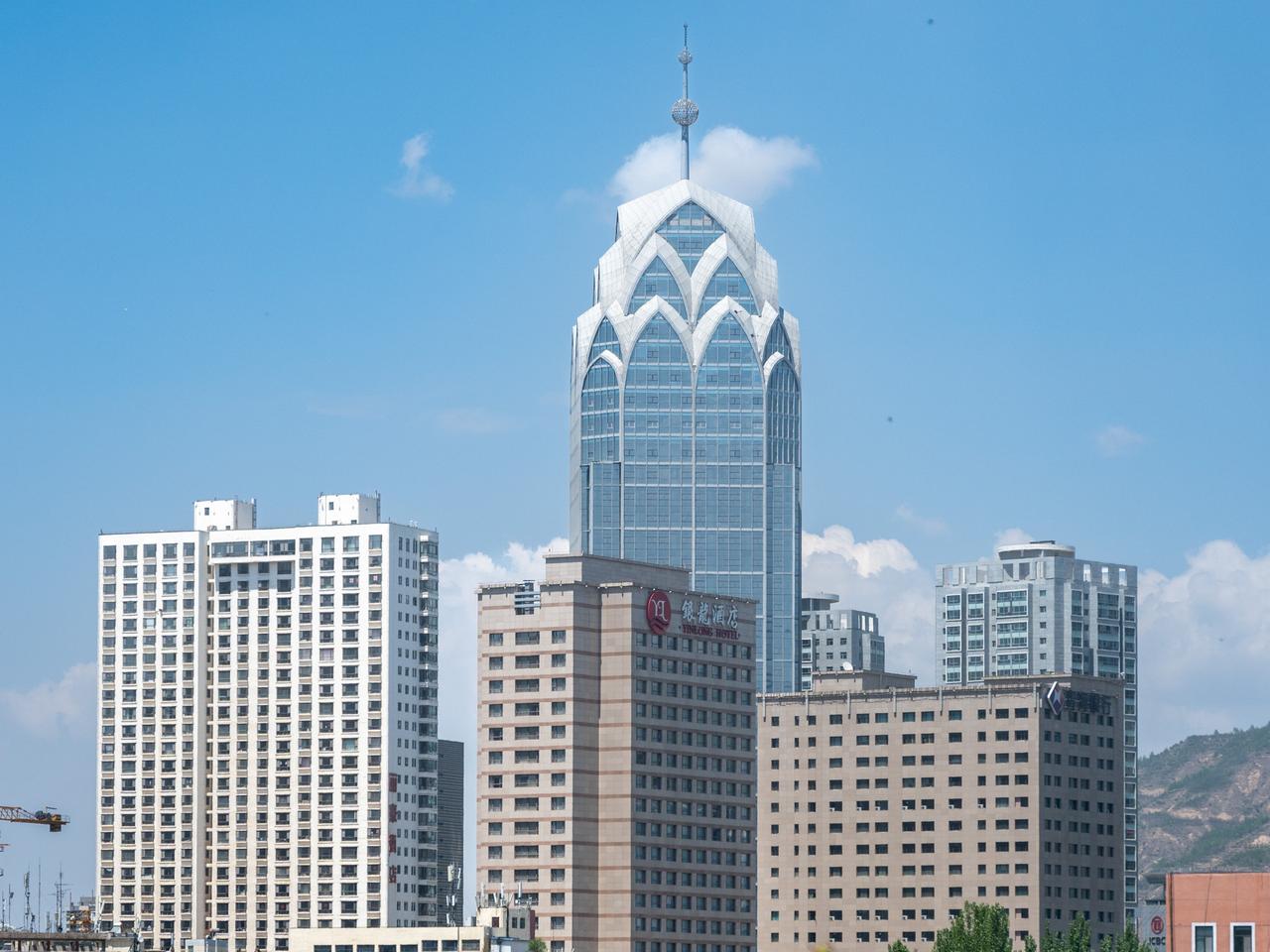 西宁城中区城市天际线，展示河谷中密集的城市建筑群
