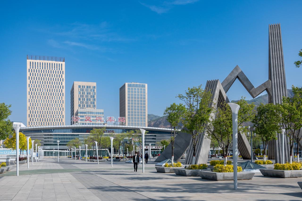 凤凰台全景，西宁市区与远处雪山同框
