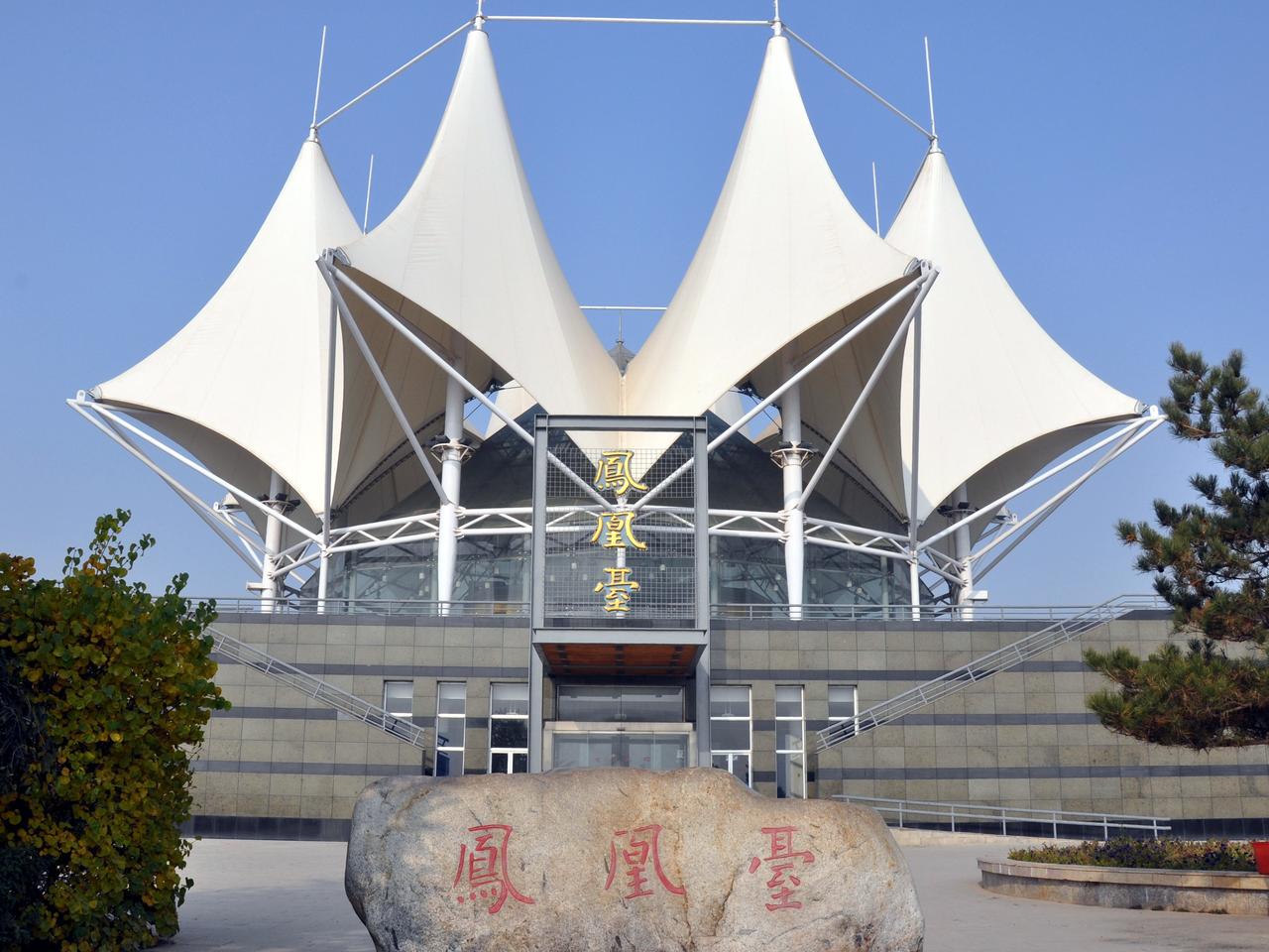 从凤凰台俯瞰西宁市区与南山宗教建筑分布