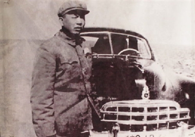 1954年12月西宁中心广场上的青藏公路通车纪念碑