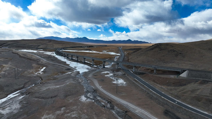 青藏公路与青藏铁路在昆仑山口的平行延伸