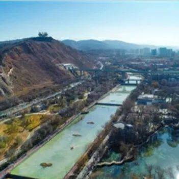 湟水河沿岸的废弃工厂与城市天际线