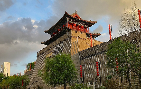 西宁卫城墙上的敌楼复原建筑