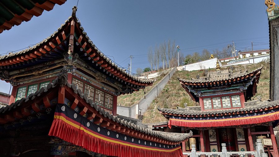 塔尔寺周边藏式商铺和民居，白墙五彩布幔