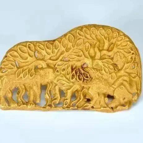 狼噬牛金牌饰