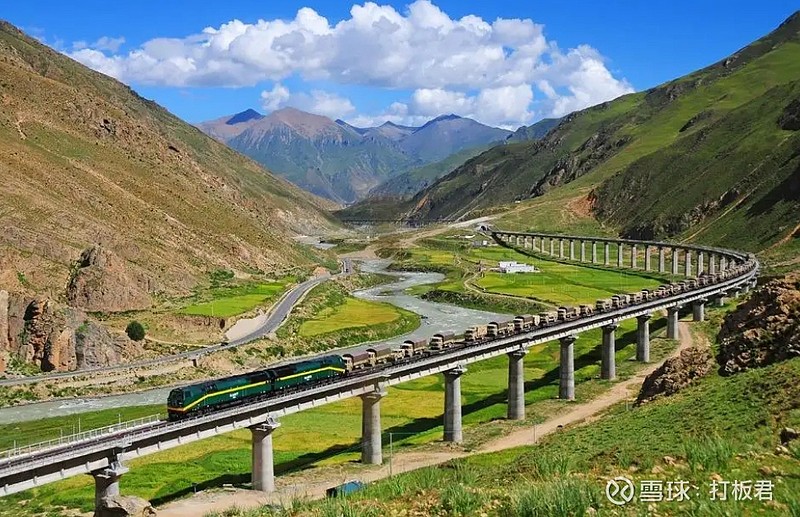青藏铁路电气化改造后的列车行驶在高原河谷间,铁路成为连接西藏与内地的能源和信息走廊。