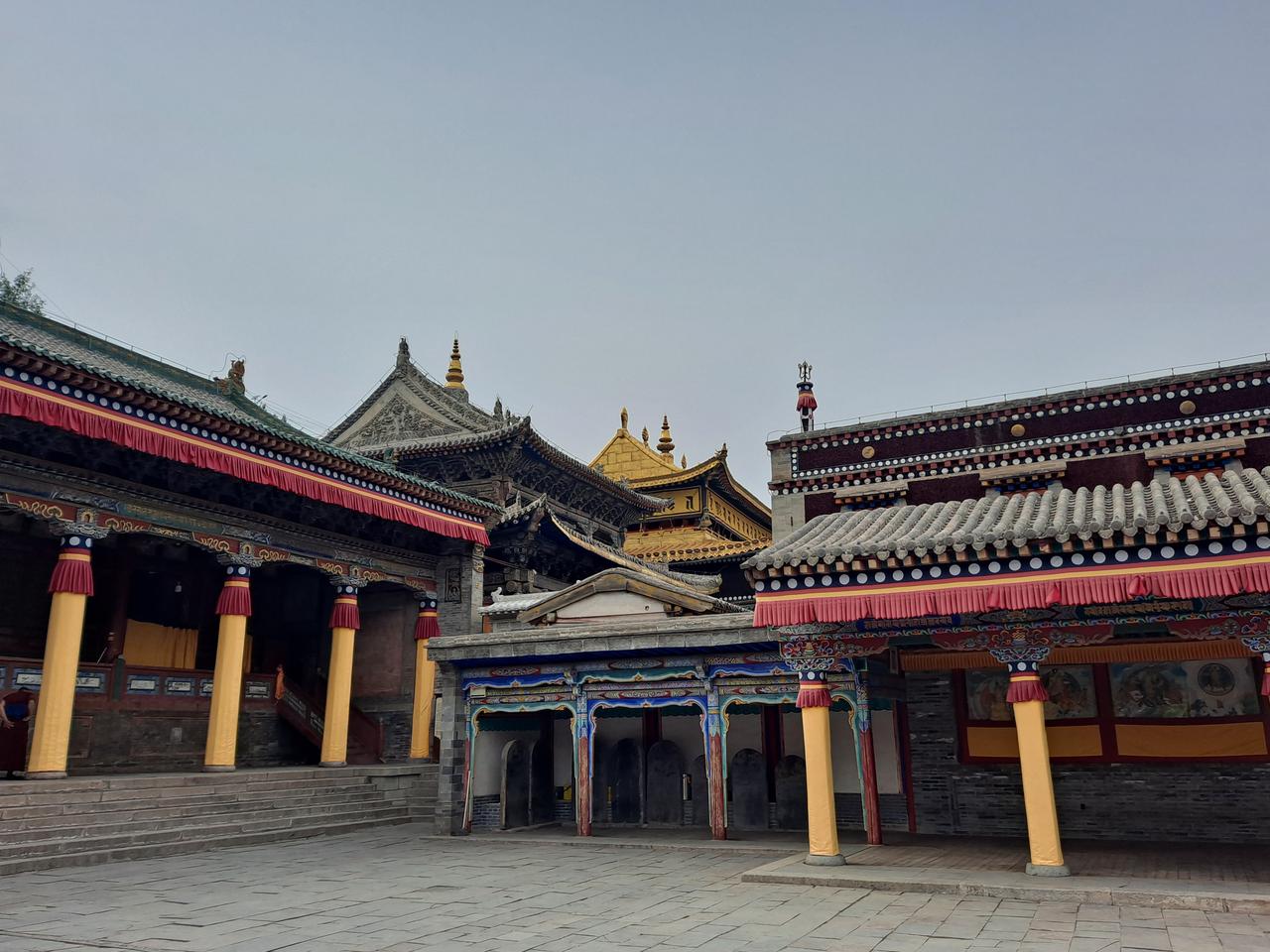 大金瓦殿金色歇山顶与寺院建筑群