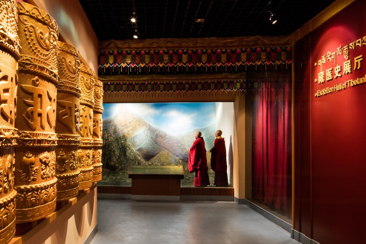 南馆卡垫展厅陈列的藏族织毯，图案包括几何纹、动物纹和花卉纹
