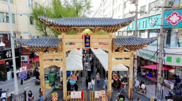 下南关街改造后的街景，统一摊位顶棚和牌楼