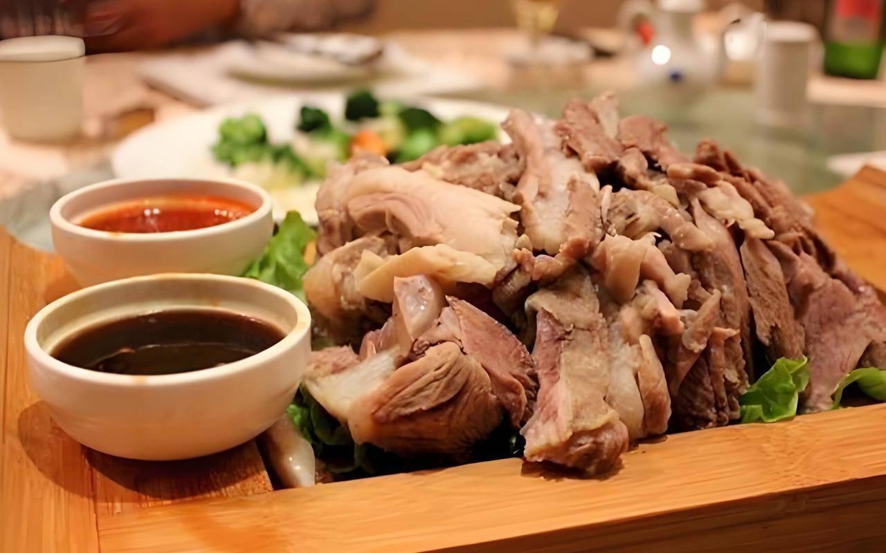兴海路上的手抓羊肉和酿皮，两种回族传统食品代表了西宁多民族饮食文化的交融。