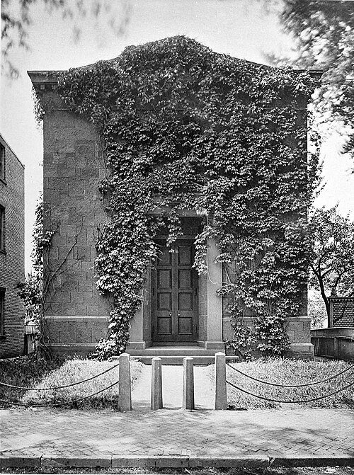 Historical image of the original single-block Skull and Bones Tomb before the 1903 addition