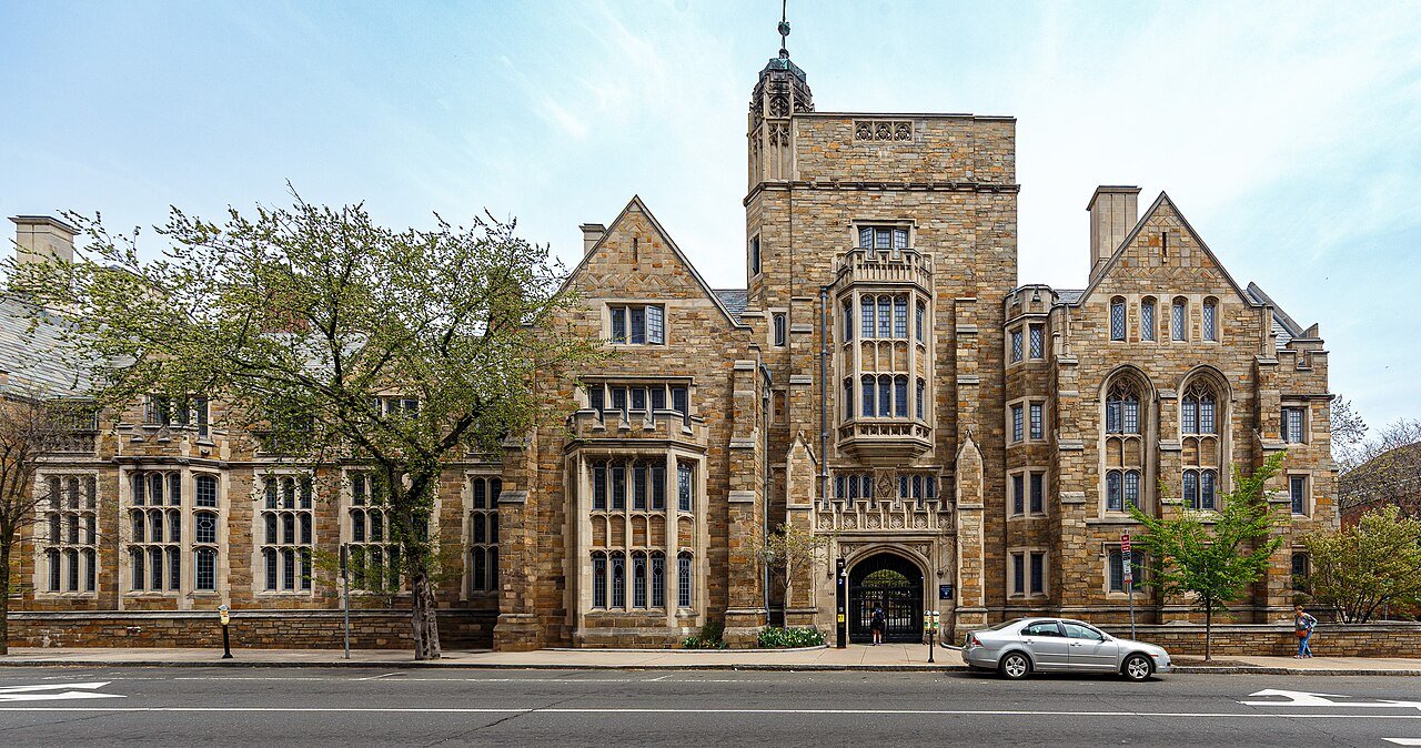 Grace Hopper College 外立面，Elm Street 方向。拱门上方可见当前名称。