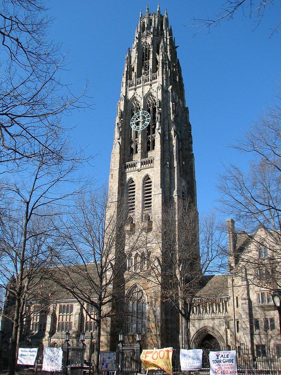 Harkness Tower 全景。塔身底层的 Eight Worthies 雕塑带中包含 John C. Calhoun。