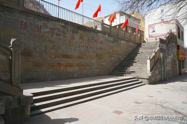 边区政府简史陈列厅内部：三三制与豆选法展示