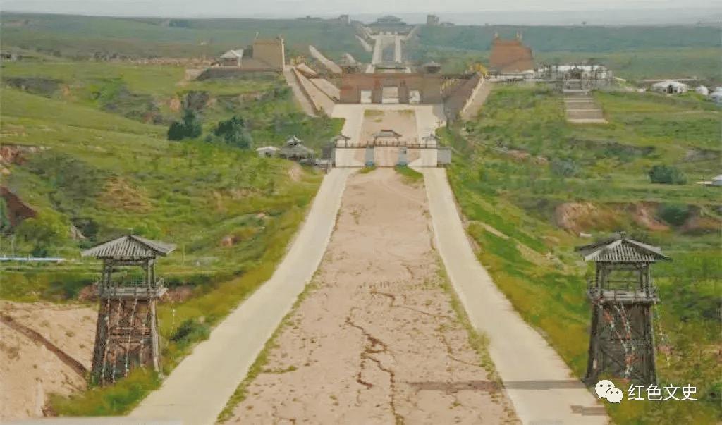 秦直道富县段路堑遗址，山体被铲削出直立切面，路基底部宽约40米