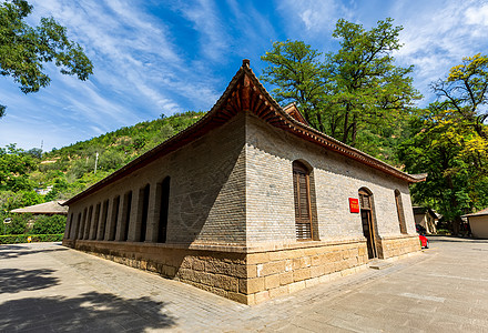 王家坪旧址全景:军委礼堂与周围院落