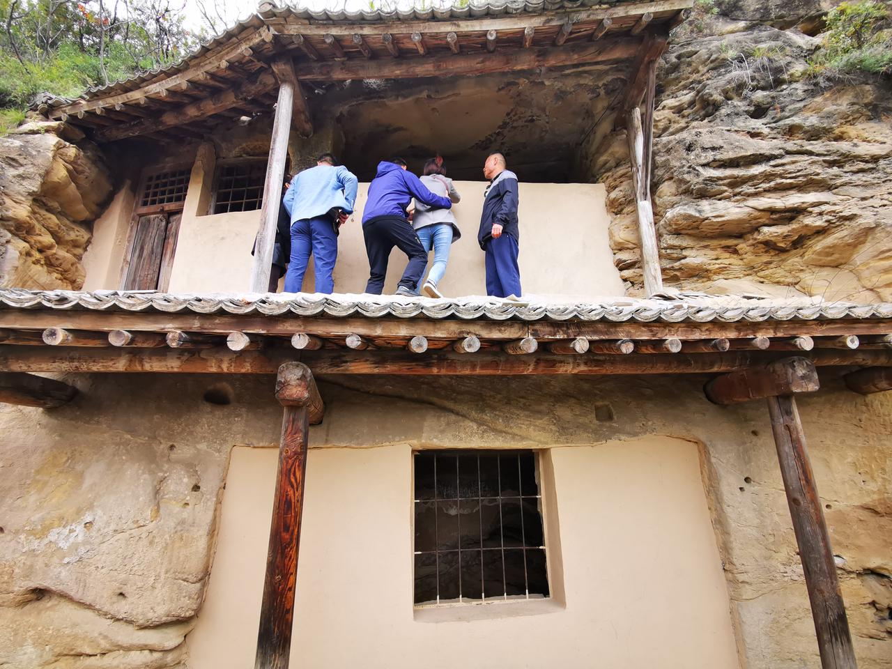 毛泽东在王家坪的旧居：两孔石窑，办公与居住合为一体