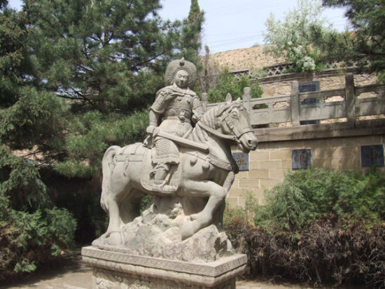 木兰戎装跨马石雕，位于木兰陵园墓前